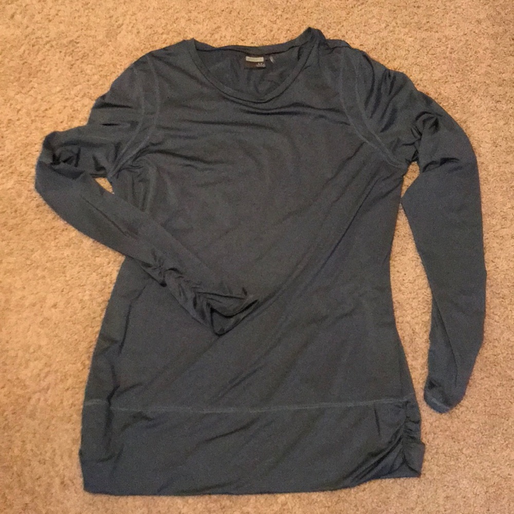 Athleta long sleeve work out shirt